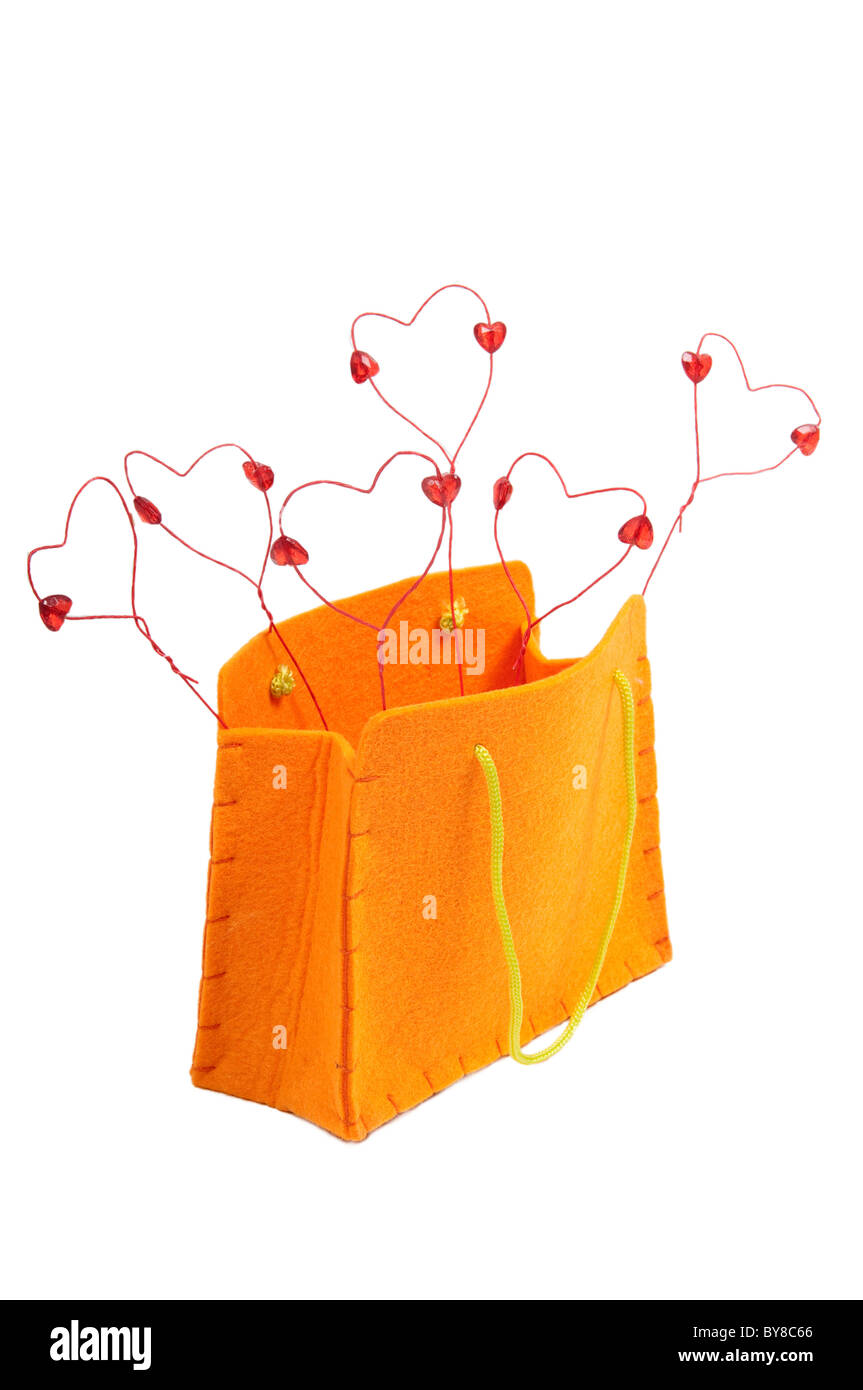 Naranja bolsa actual está lleno con corazones de San Valentín Fotografía de  stock - Alamy