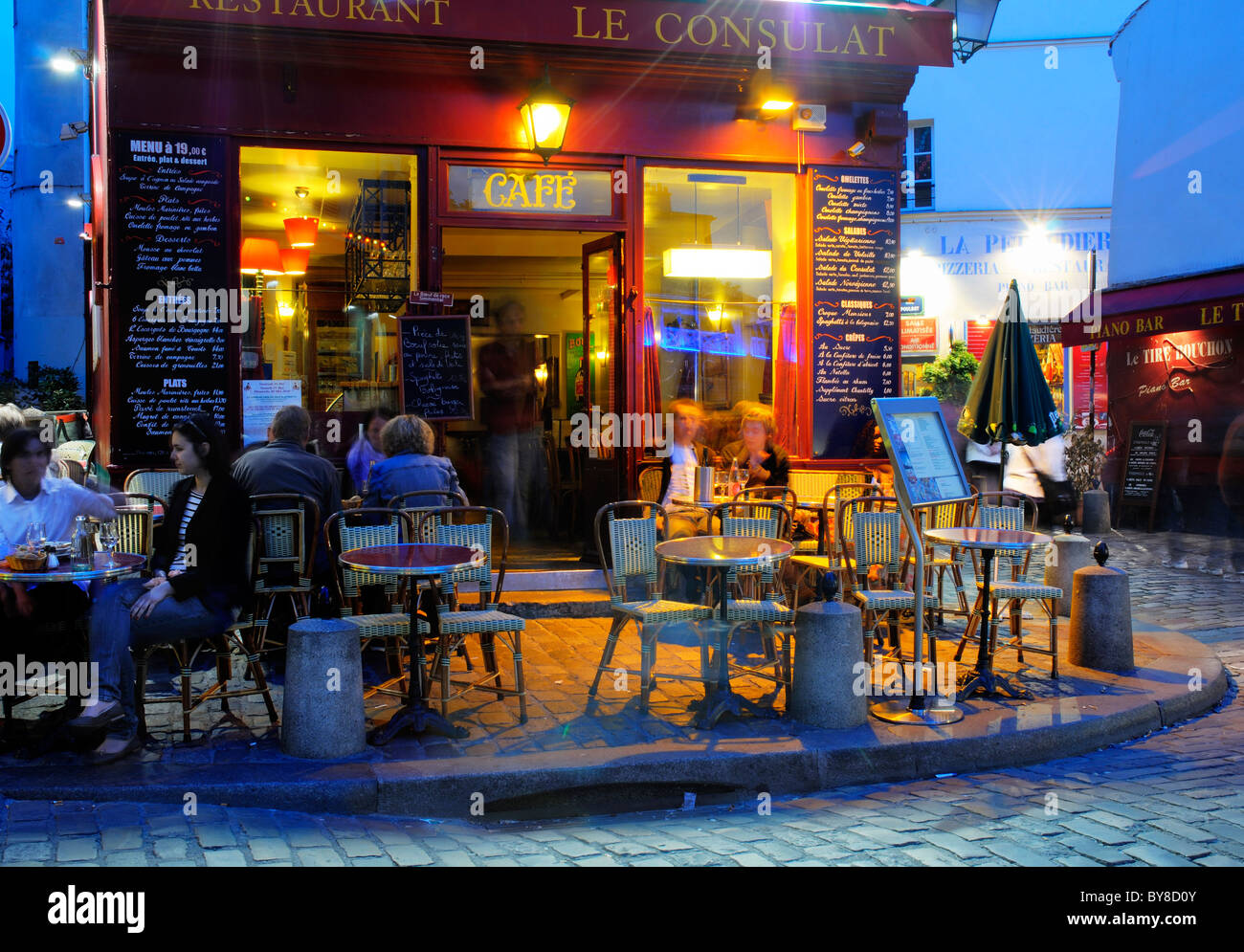 Un acogedor bistro parisino en la noche Foto de stock