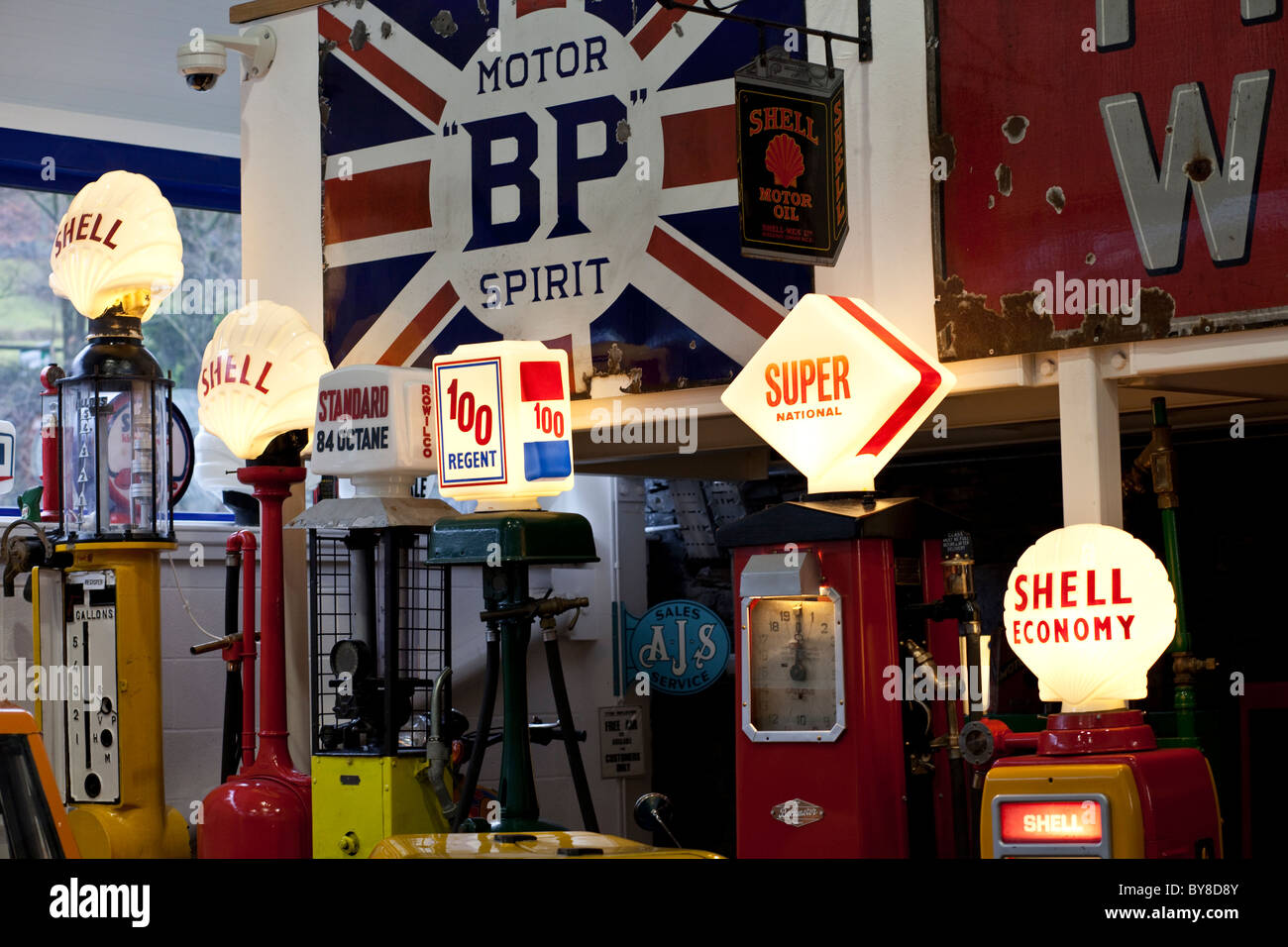 Lakeland Motor Museum, en Backbarrow, Cumbria, Reino Unido, mostrando las antiguas bombas de gasolina Foto de stock