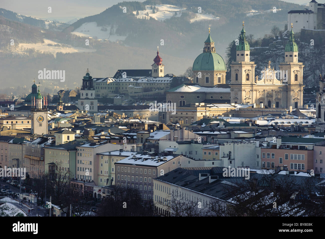 Ciudad de Salzburgo, en Austria en frío el día de Navidad. Foto de stock