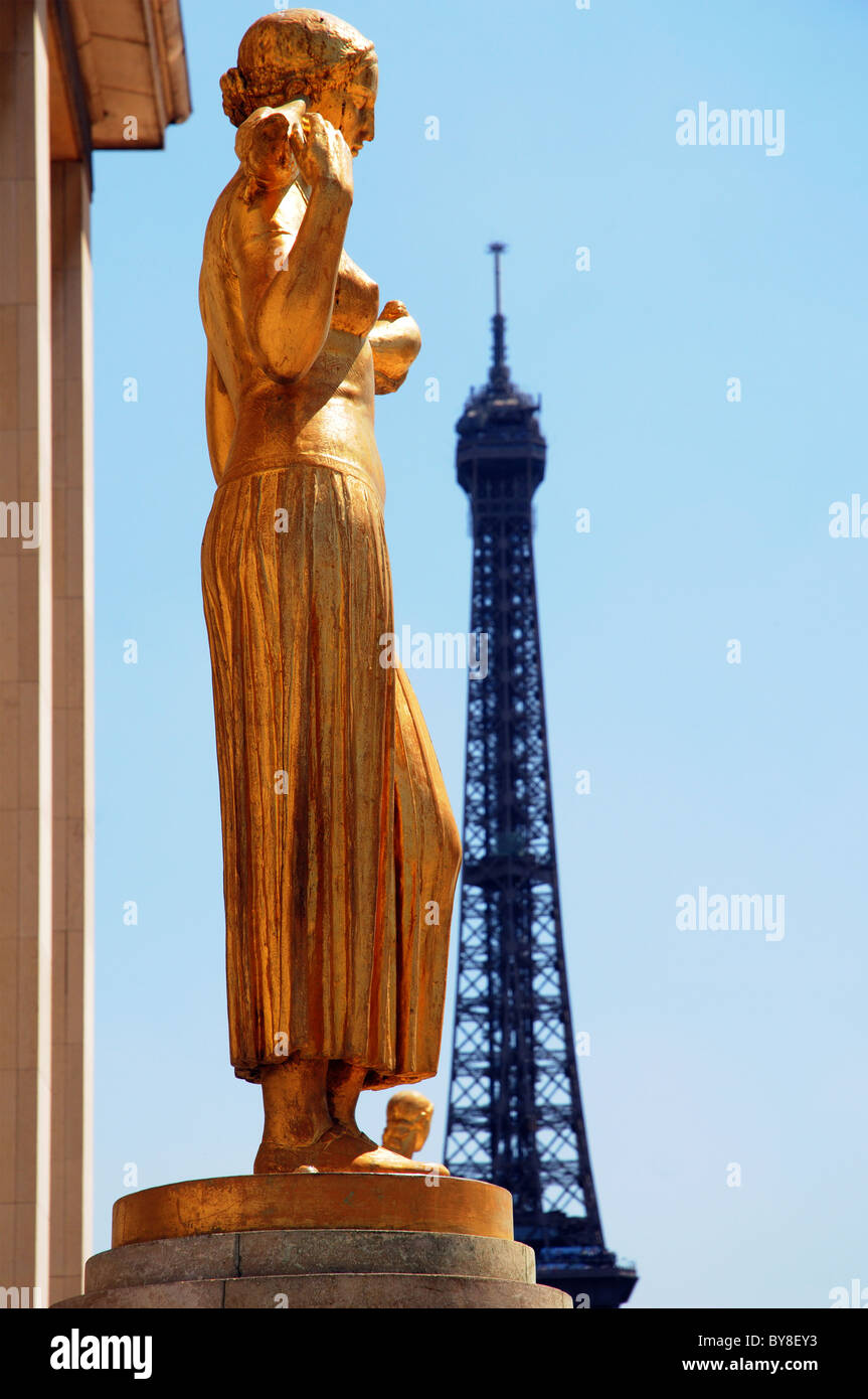 La Torre Eiffel y el Golden estatuas del Palacio Chaillot Foto de stock