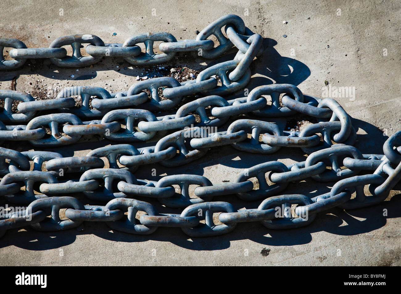 Las grandes cadenas en un muelle cerca de una terminal de ferry en Lopez Island, Washington, EE.UU.. Foto de stock