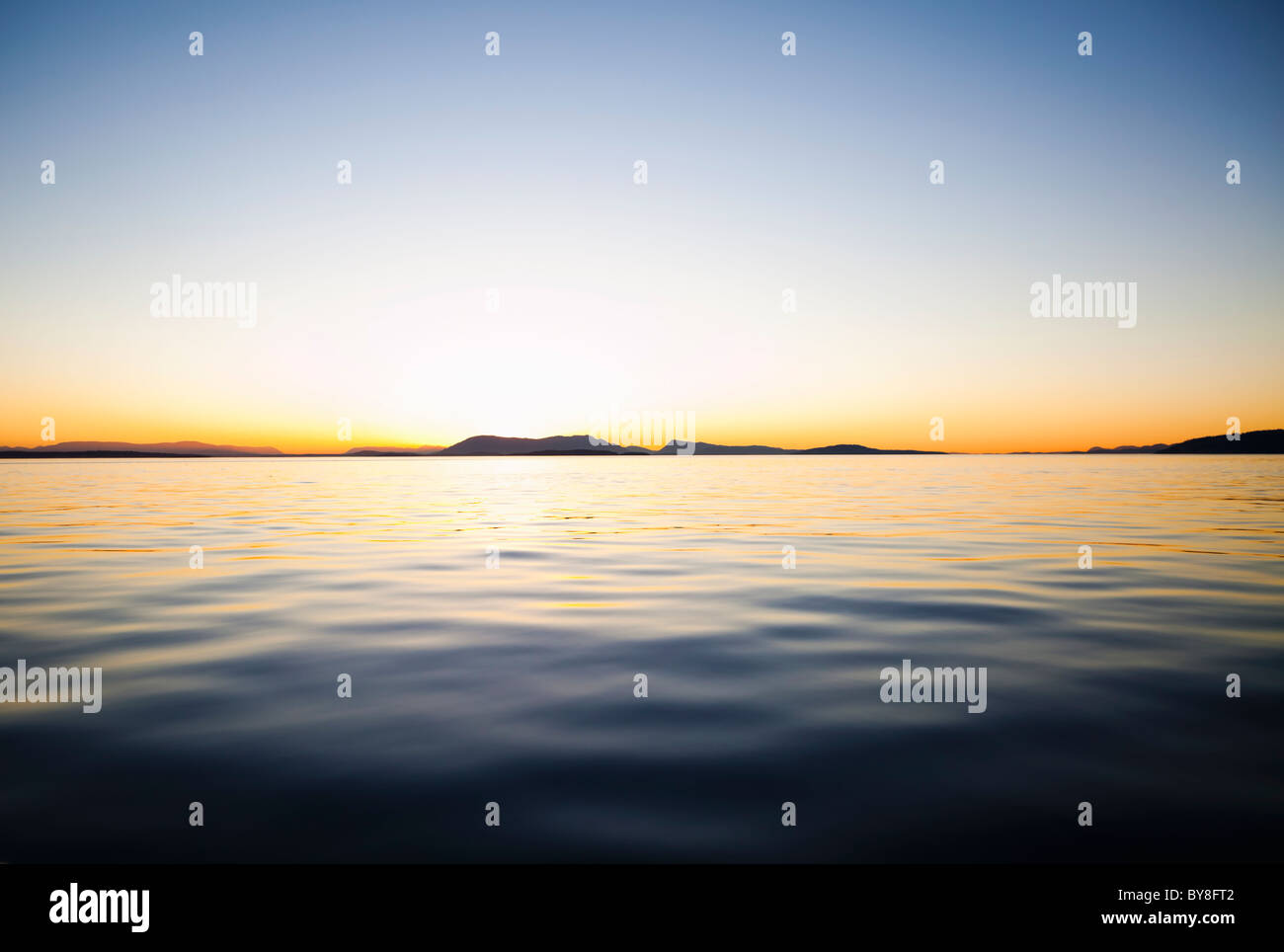 Atardecer en Haro recto mirando hacia las islas del Golfo y de la isla de Vancouver, BC, Canadá. Foto de stock