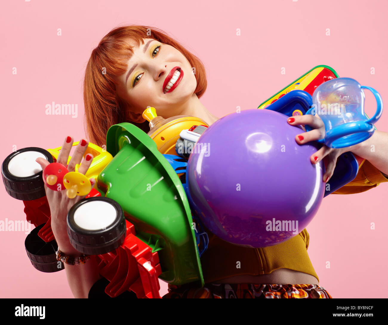 Девушка пробует разные игрушки. Девочка с фаллоимитатором. Детские игрушки реклама. Девушка пробует разные игрушки. Девушка пробует разные игрушки.