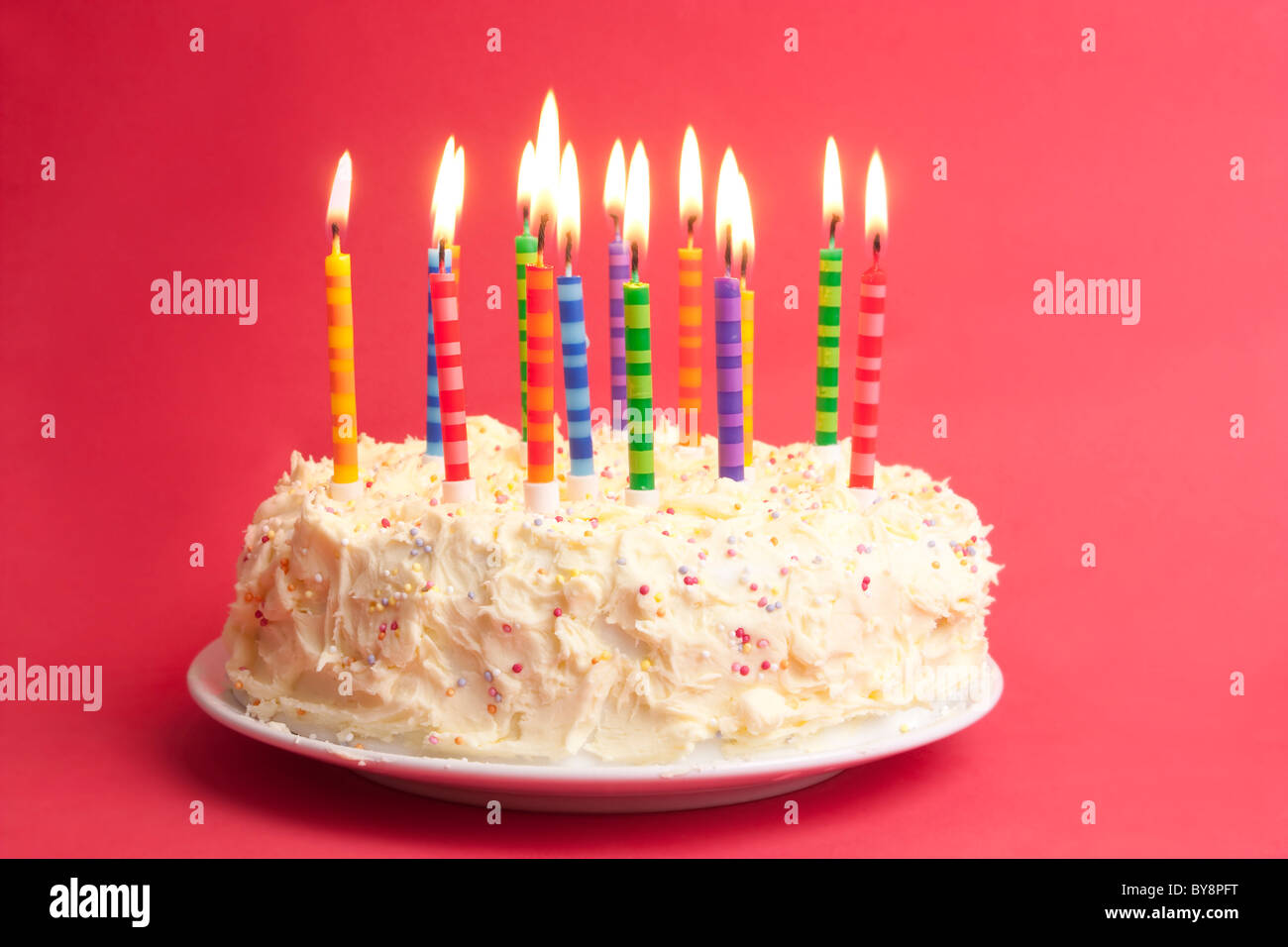 Pastel de cumpleaños velas fotografías e imágenes de alta resolución - Alamy