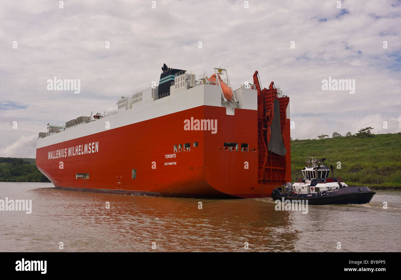 Panamá Wallenius Wilhelmsen car carrier y remolcador en el Canal de