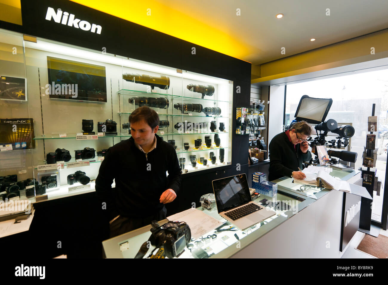 Las cámaras digitales SLR de Nikon distribuidor en París, Francia  Fotografía de stock - Alamy
