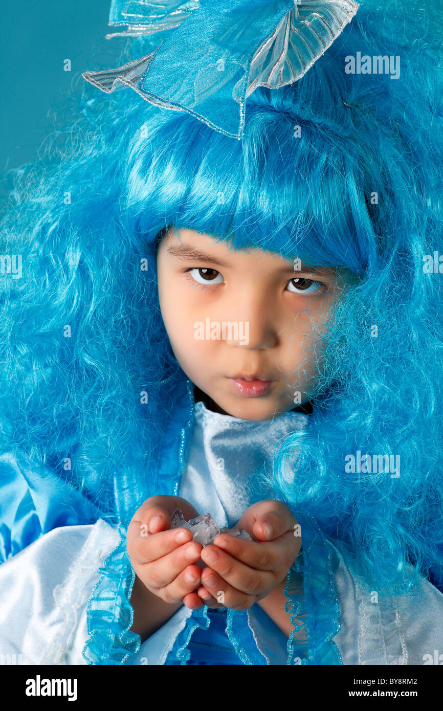 Chica asiática en un traje Malvina - Las chicas con cabello azul Fotografía  de stock - Alamy