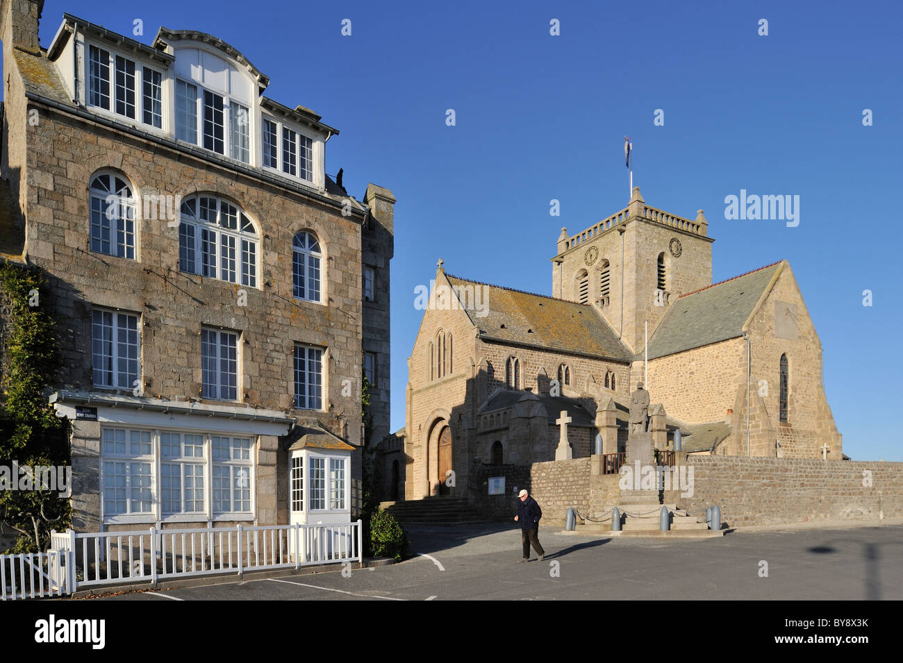 La Eglise Saint-Nicolas / Iglesia de San Nicolás en el puerto de Barfleur, Normandía, Francia Foto de stock