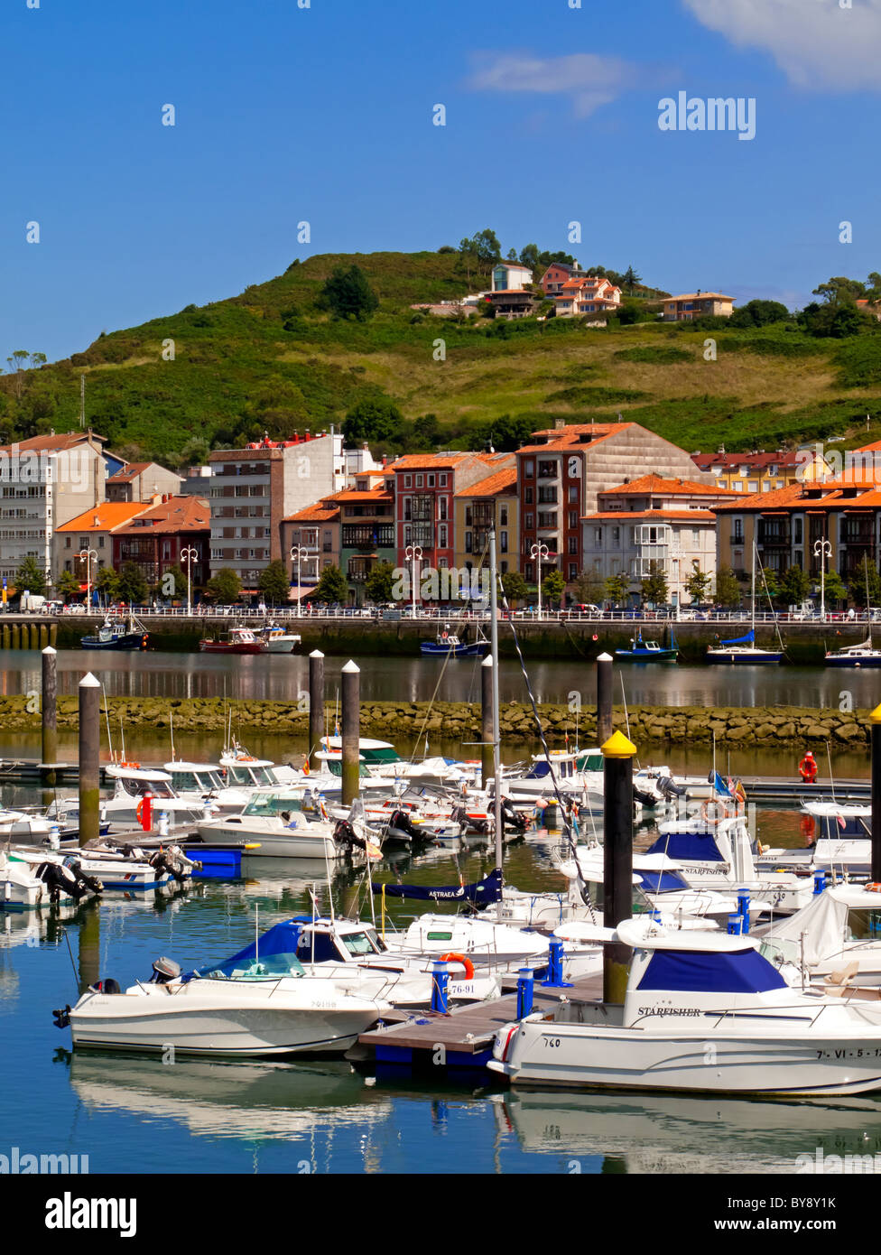 Los barcos en el puerto de Ribadesella, una ciudad en la costa oriental de  Asturias, en el norte de España Fotografía de stock - Alamy