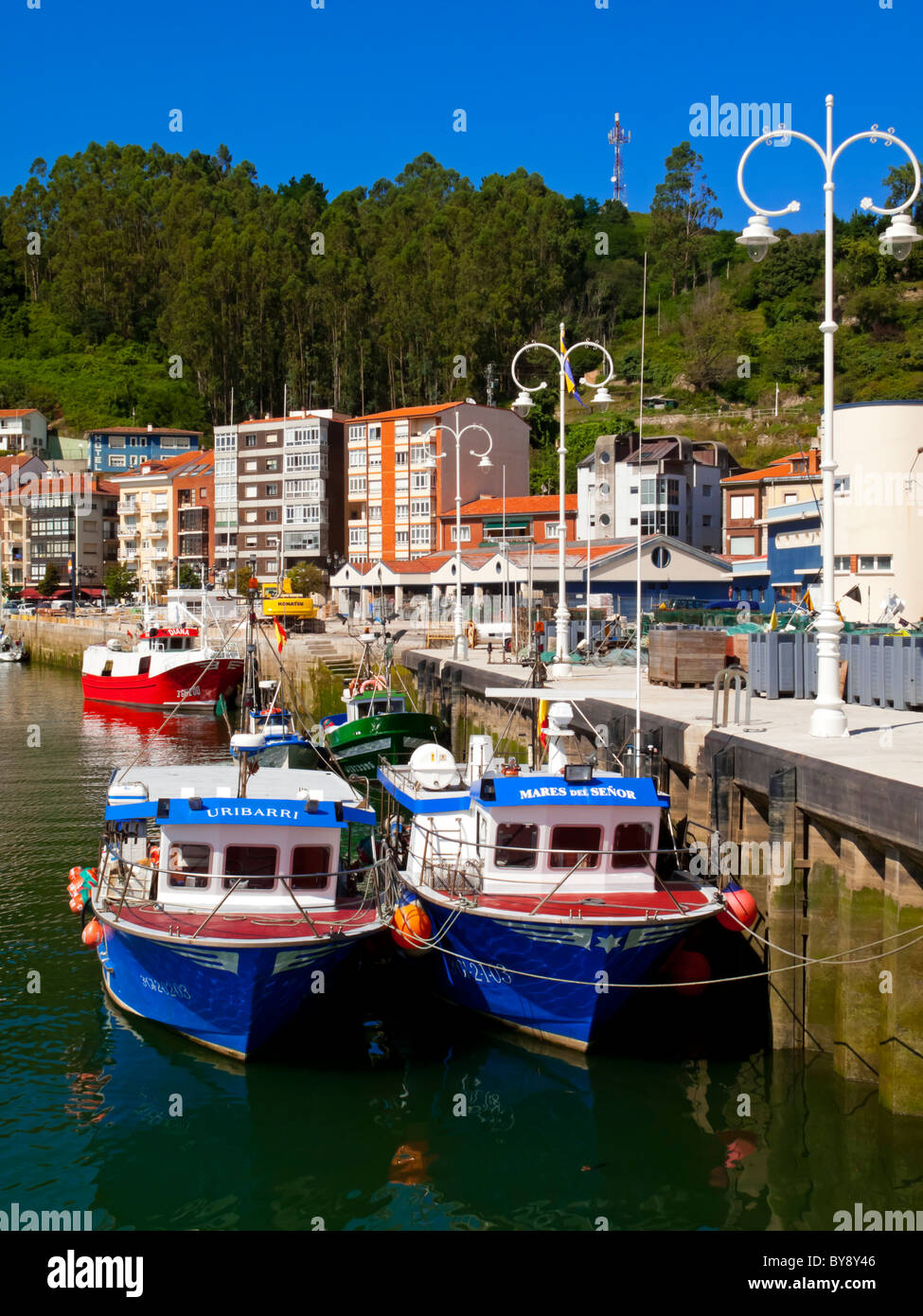 Los barcos de pesca en el puerto de Ribadesella, una ciudad en la costa  oriental de Asturias, en el norte de España Fotografía de stock - Alamy