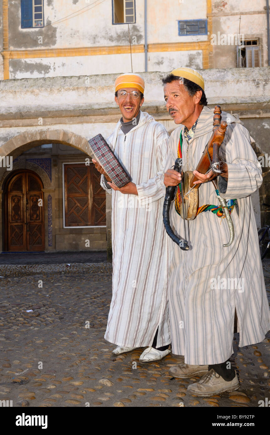 Los músicos callejeros tocando música folk andaluz en rabab y el bendir en Essaouira Marruecos Foto de stock