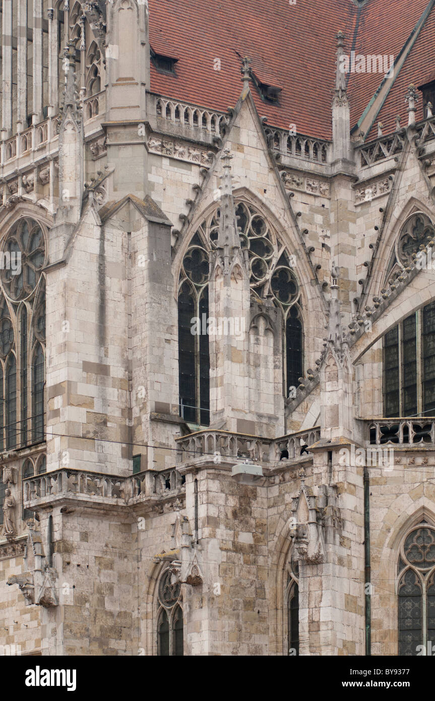 La arquitectura gótica de la catedral de Ratisbona, dedicada a San Pedro, en Ratisbona, Baviera, Alemania, Europa Foto de stock