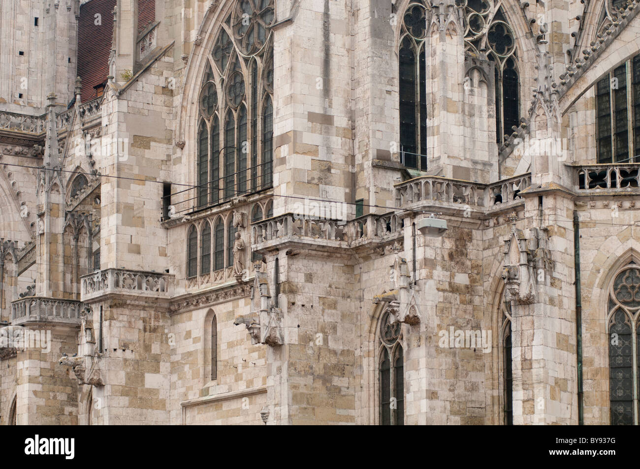 La arquitectura gótica de la catedral de Ratisbona, dedicada a San Pedro, en Ratisbona, Baviera, Alemania, Europa Foto de stock