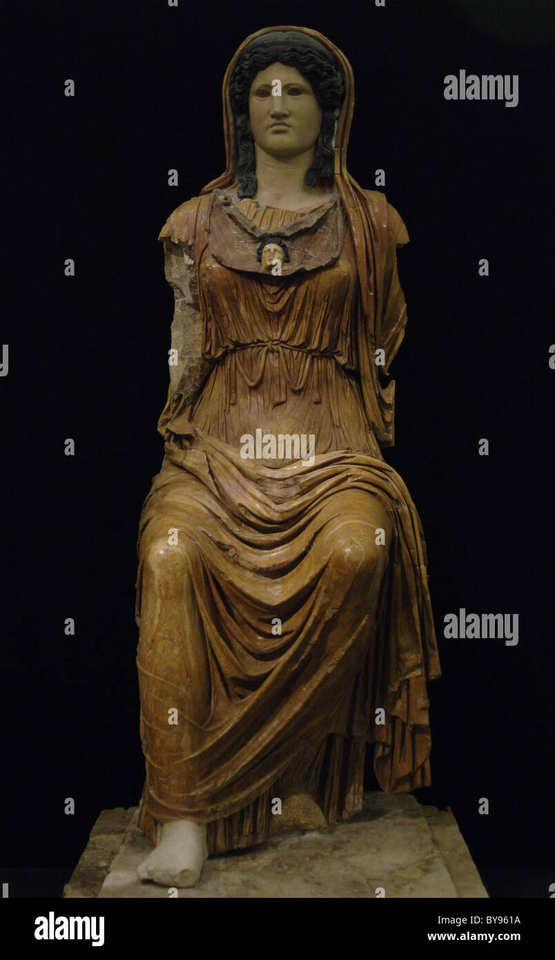 Minerva (Atenea griega). La diosa de la guerra, la sabiduría, la ley y la agricultura. Asentada la estatua de Minerva. Foto de stock