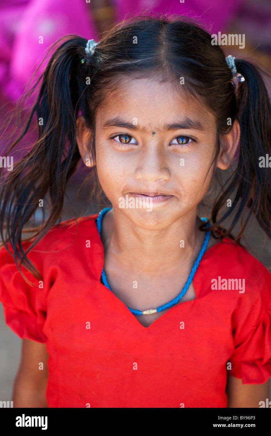 Felices los jóvenes pobres casta inferior Indian street chica sonriente