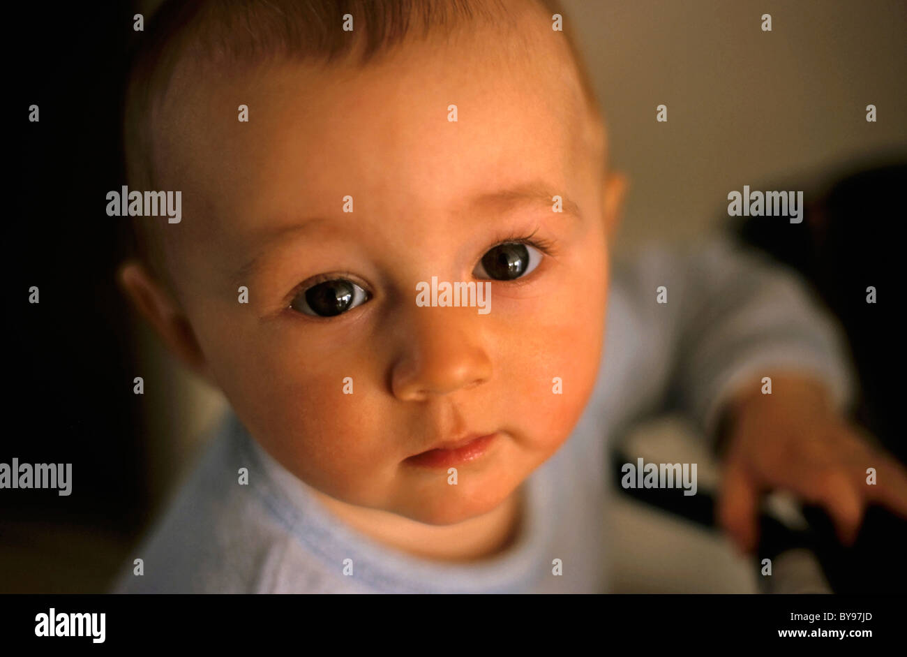 Bebé niña jugando - RETRATO Foto de stock