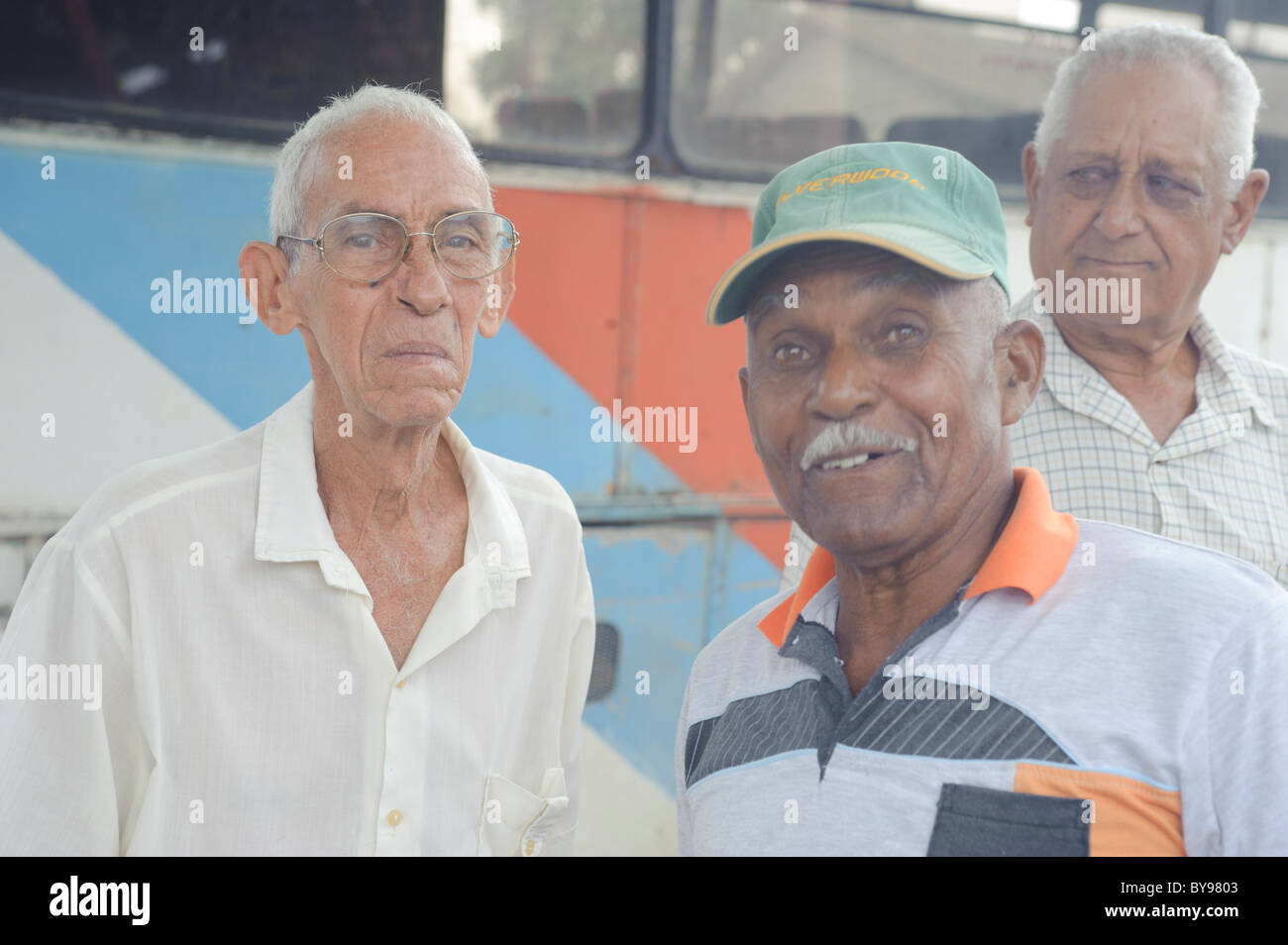 Grupo de viejos cubanos en camisetas posando y sonriente. Mayari. Cuba Foto de stock