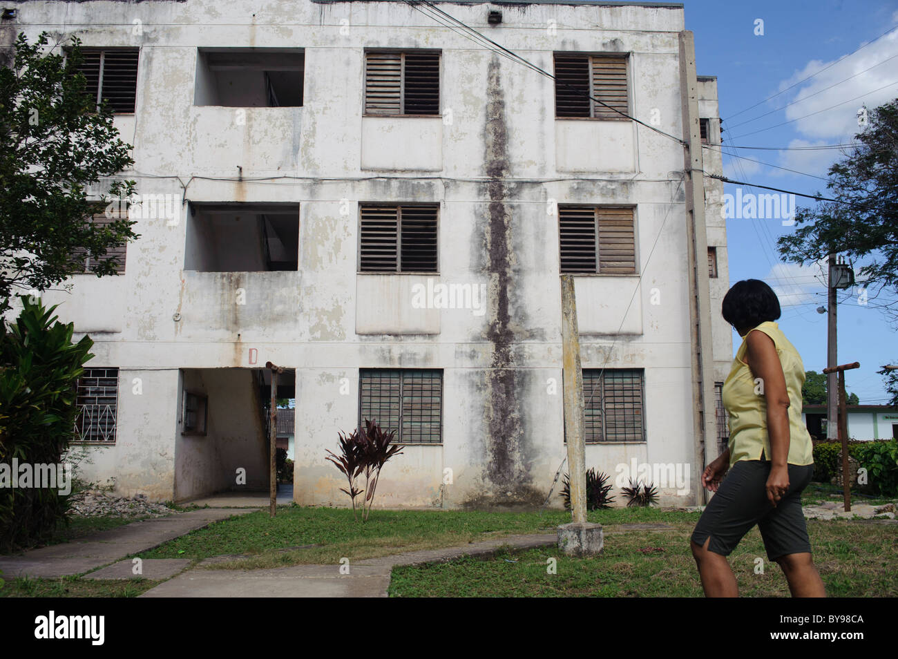 Vista de un edificio de la década de los setenta en Cuba. Foto de stock