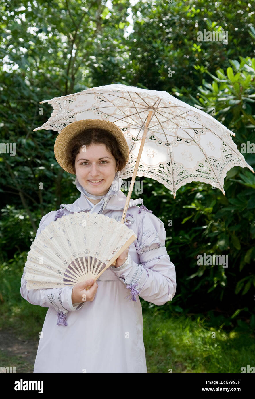 En verano vestidos dama victoriana con ventilador y sombrilla Fotografía de  stock - Alamy