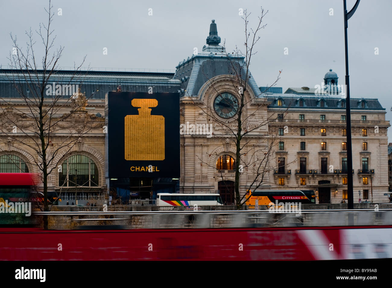 París, Francia, el francés la publicidad en el Museo Orsay fachada, Chanel  Perfumes, anuncios comerciales Fotografía de stock - Alamy