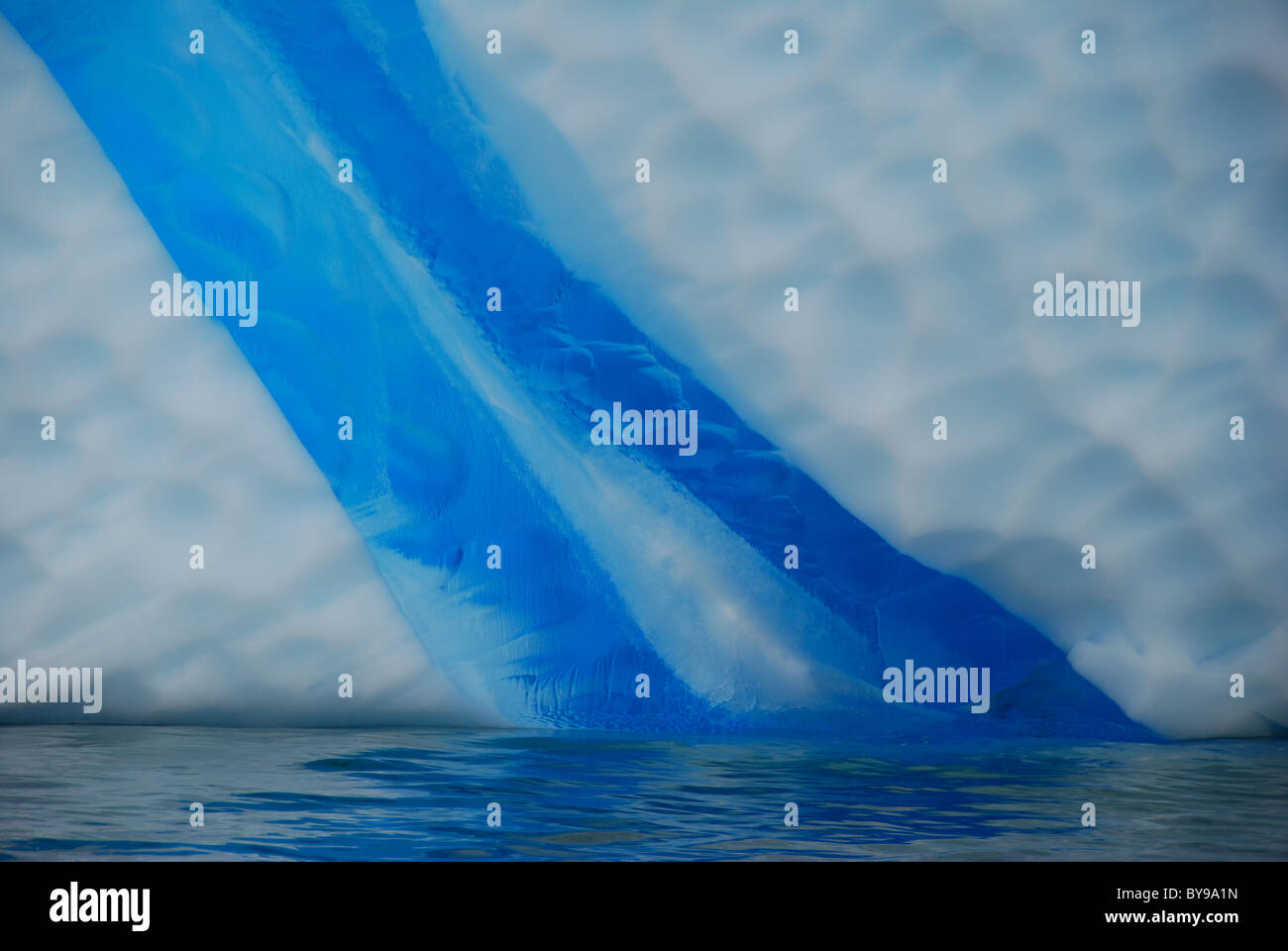 Blue Streak en blanco iceberg, cerrar Foto de stock