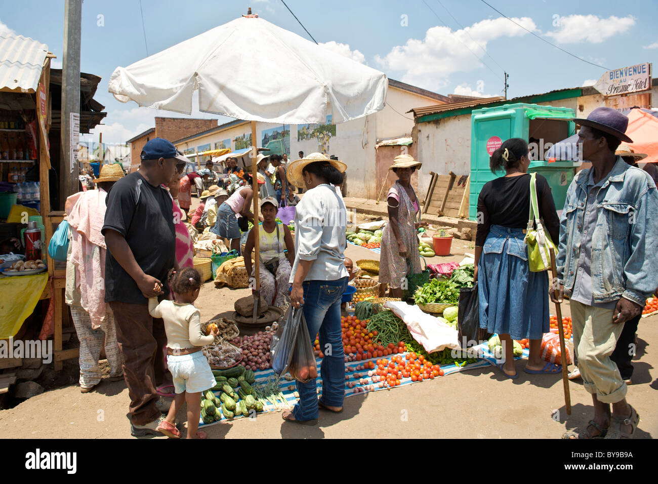 Frutas y verduras para la venta en la ciudad de Ambositra, en el centro-sur de Madagascar. Foto de stock