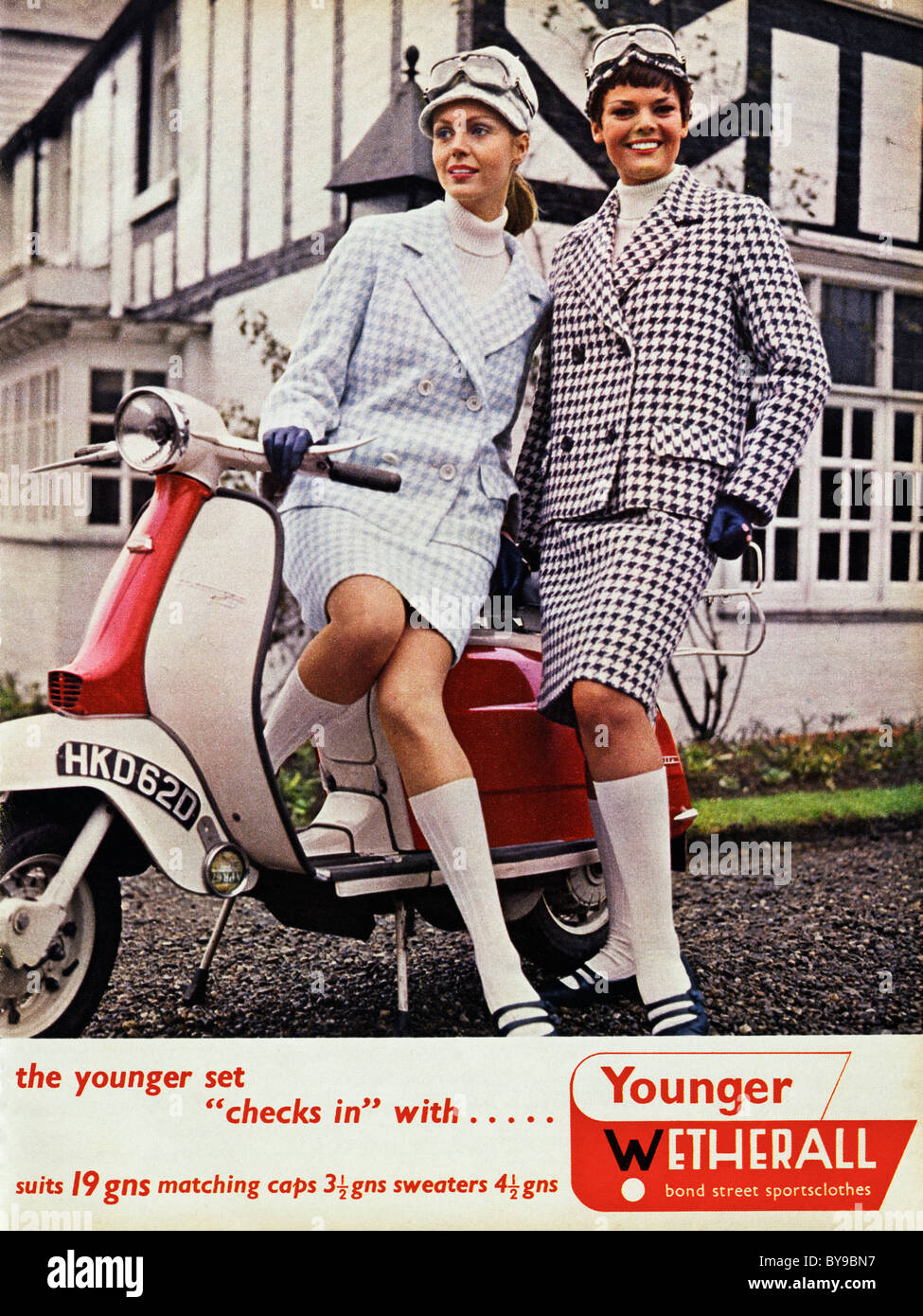 Anuncio de colores de 1960 para trajes de en 60 mujeres revista de alrededor de 1967 oscilando sesenta Fotografía stock -