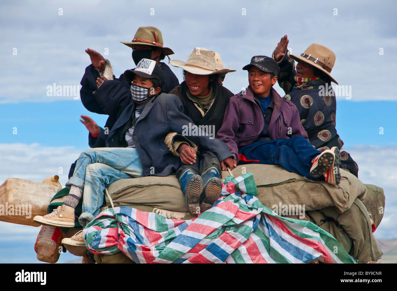 Peregrinos en un tractor, en el oeste de Tíbet, Tíbet, Asia Central Foto de stock