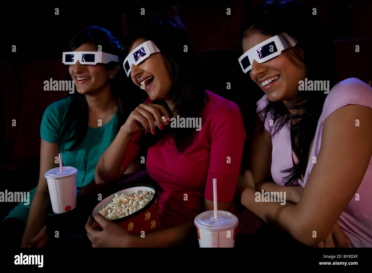 Las niñas viendo una película con gafas 3D. Foto de stock