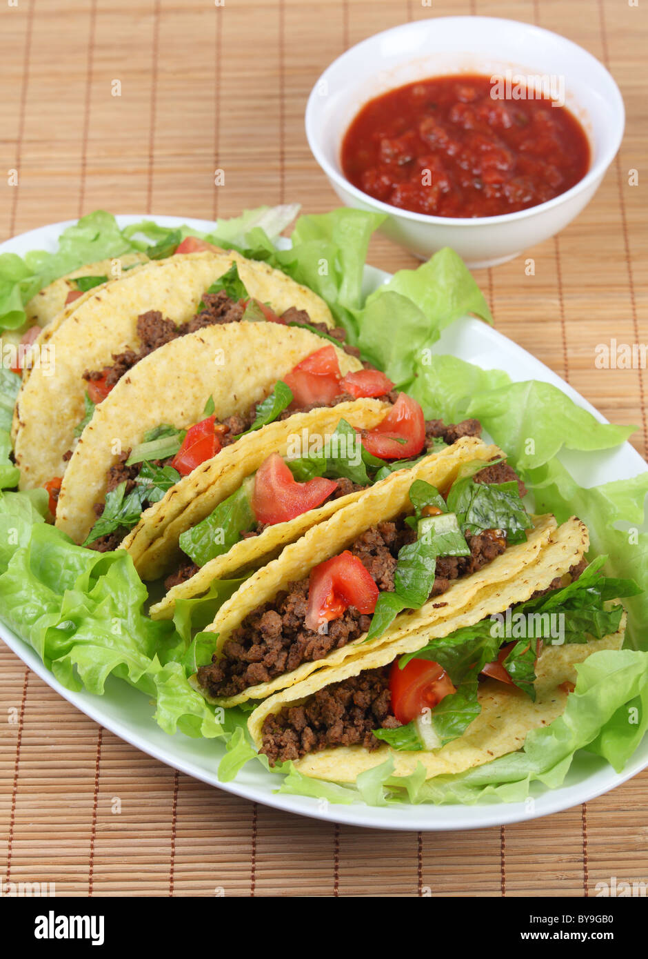 Tacos en una cama de lechuga en un plato para servir Fotografía de stock -  Alamy