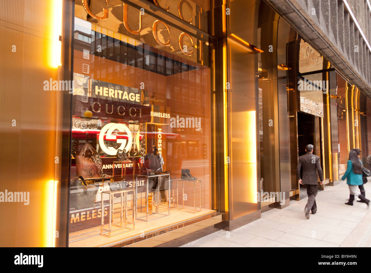 La decoración dorada del diseñador Gucci store en Sloane Street,  Knightsbridge, Londres Fotografía de stock - Alamy