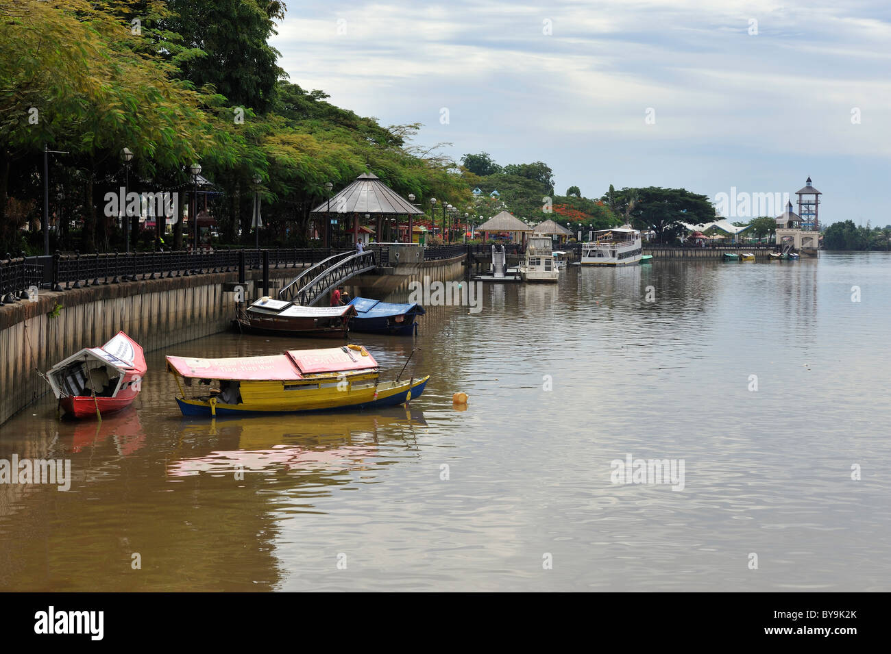 Los taxis acuáticos, o sus sampanes, dock a lo largo de Riverside
