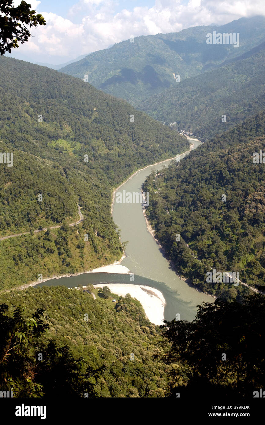 Confluencia de los ríos Teesta (de arriba a abajo en pic) y el Teesta Rangit; es la frontera entre Bengala Occidental y Sikkim Foto de stock
