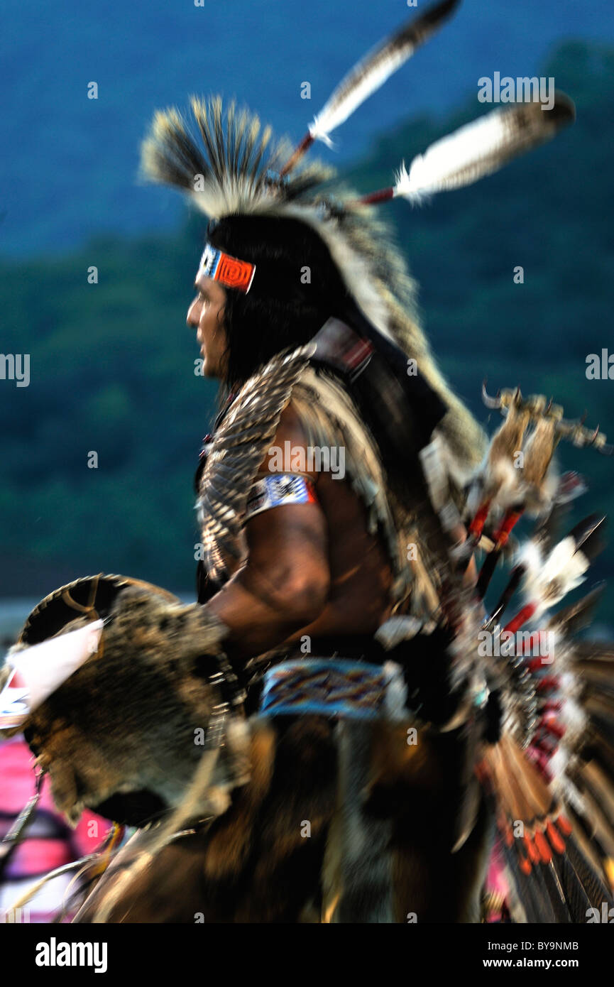 Un bailarín en la vestimenta tradicional en el Cherokee Pow Wow en la