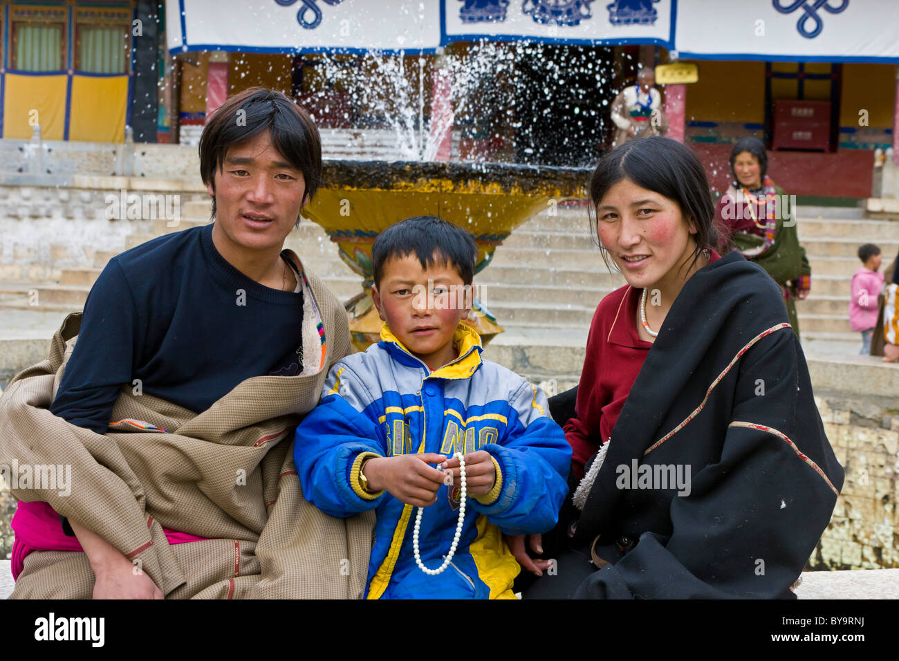 La familia tibetana nómada peregrina en Norbulingka o Joya Park, Migyur Tagten Podrang, Lhasa, Tibet, China. JMH 4702 Foto de stock