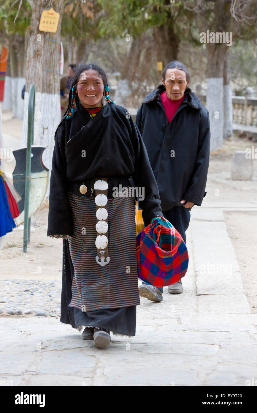 Peregrino tibetano al hombre y a la mujer en Norbulingka o Joya Park, Migyur Tagten Podrang, Lhasa, Tibet, China. JMH4711 Foto de stock