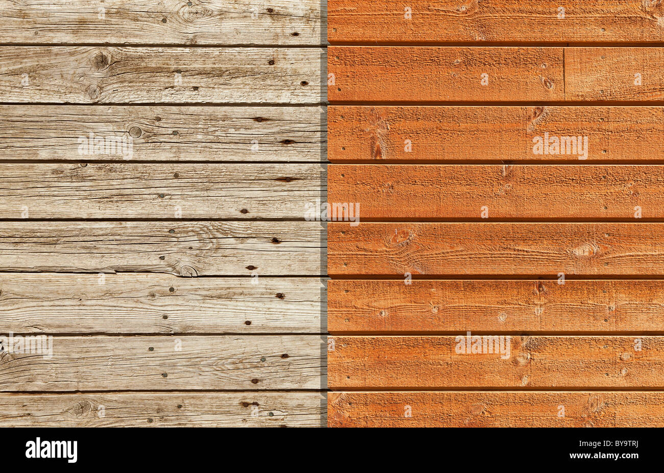 Pared de madera vieja y gastada contra un nuevo muro y barnizadas Foto de stock