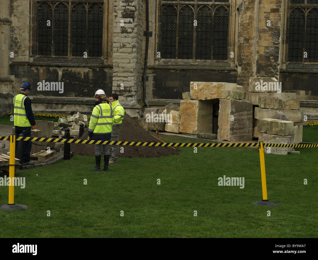 La Catedral de Canterbury Canterbury personas trabajando en la renovación fuera catedral Foto de stock