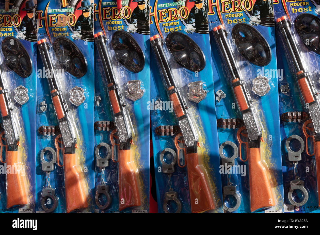 Rifles de juguete a la venta en un stand en la fiesta de San Sebastián en Adeje, Tenerife, Islas Canarias, España Foto de stock