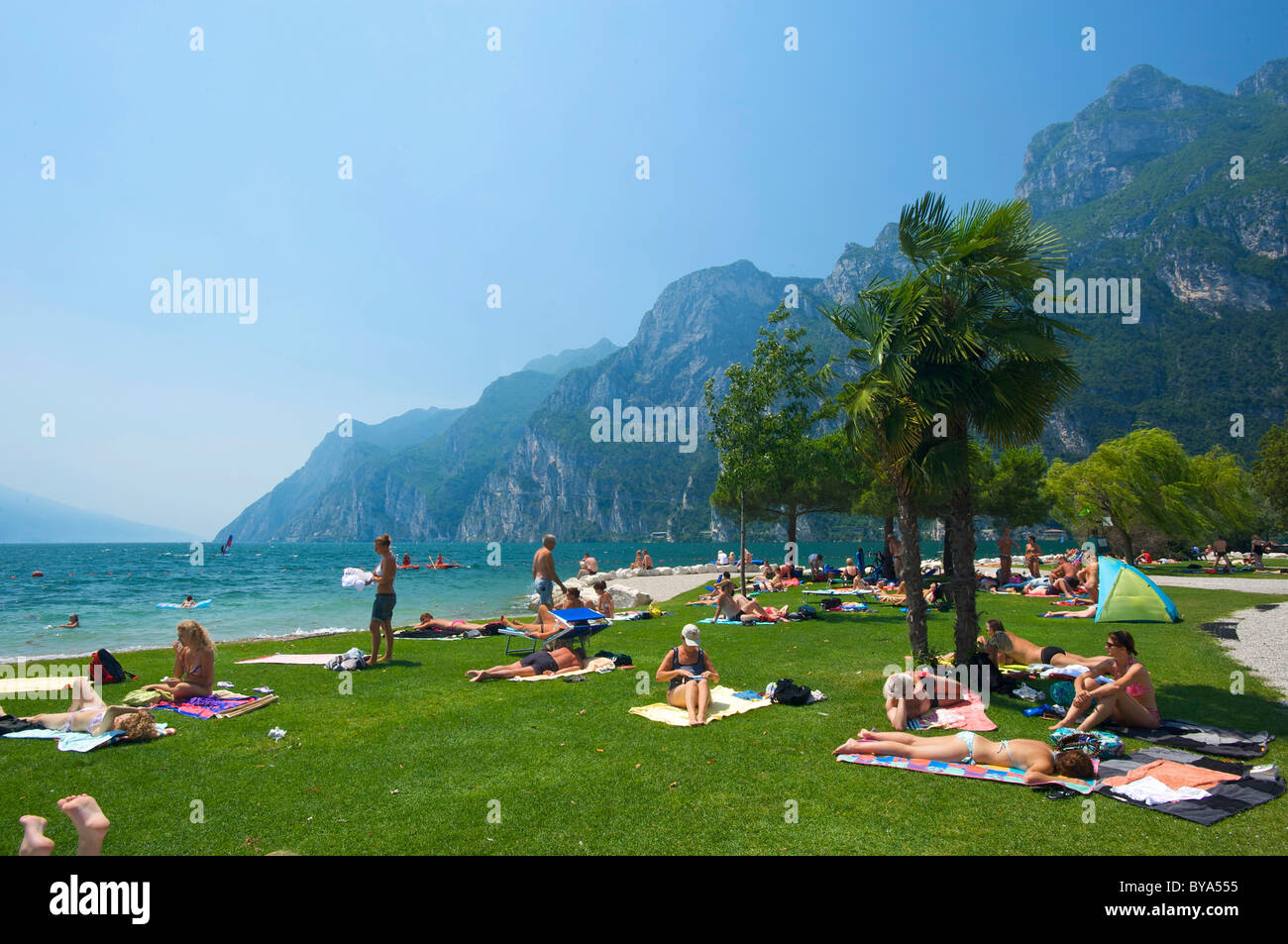 Playa en Riva del Garda, en el Lago de Garda, Trentino, Italia, Europa Foto de stock
