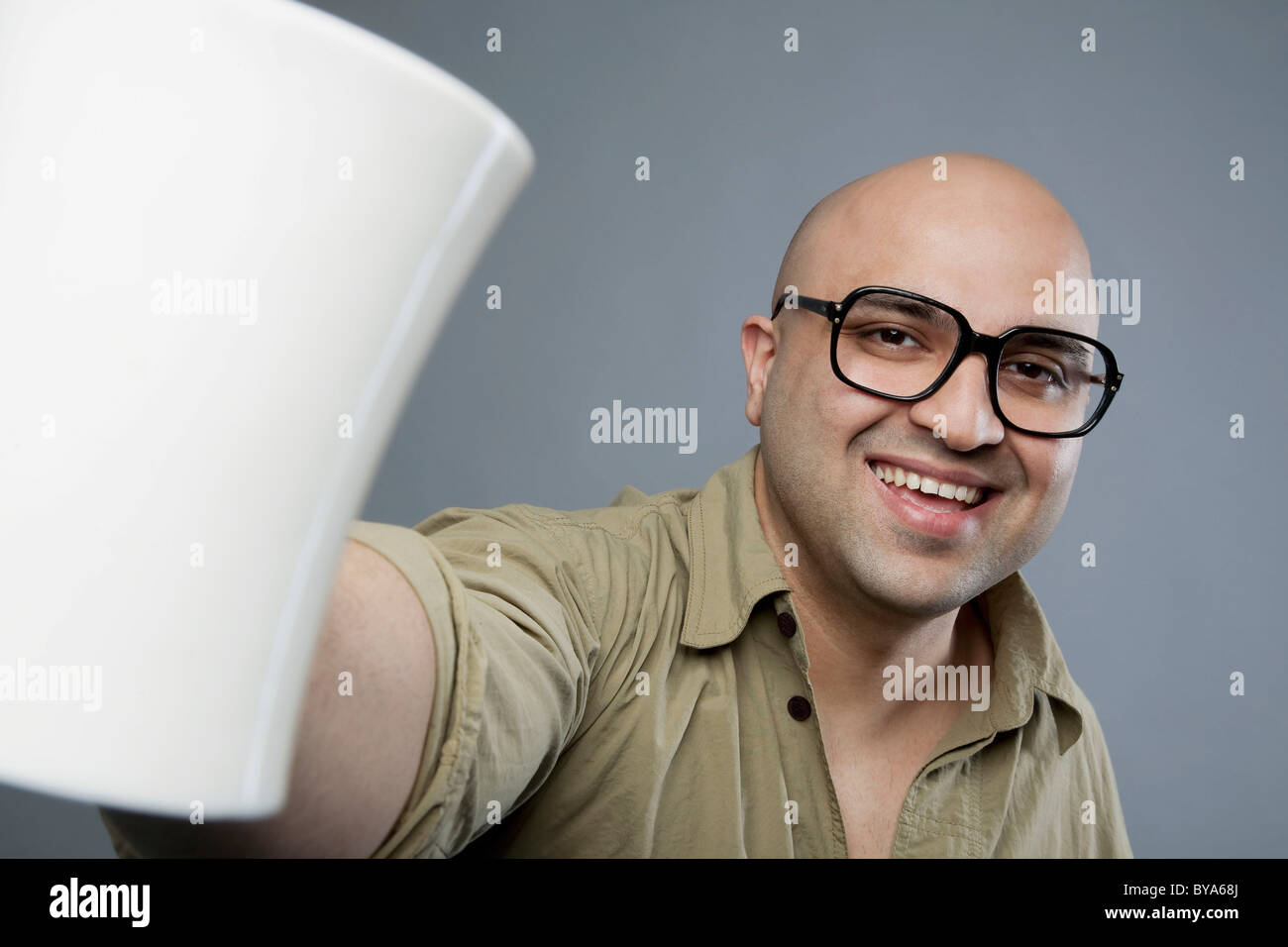 Hombre Calvo con una taza de té Foto de stock