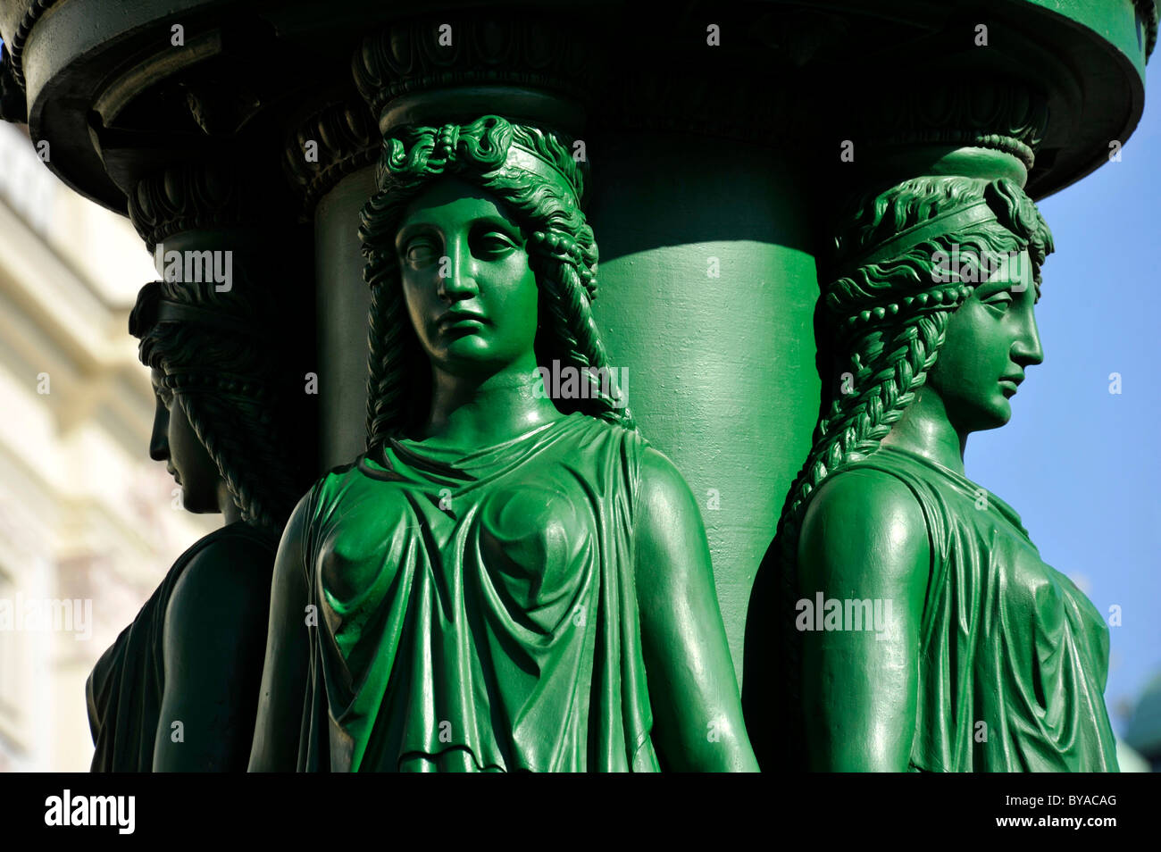 El Art Nouveau de figuras femeninas, Farola de hierro fundido, Hradcany Square, el Castillo de Praga, Praga, Bohemia, República Checa, Europa Foto de stock
