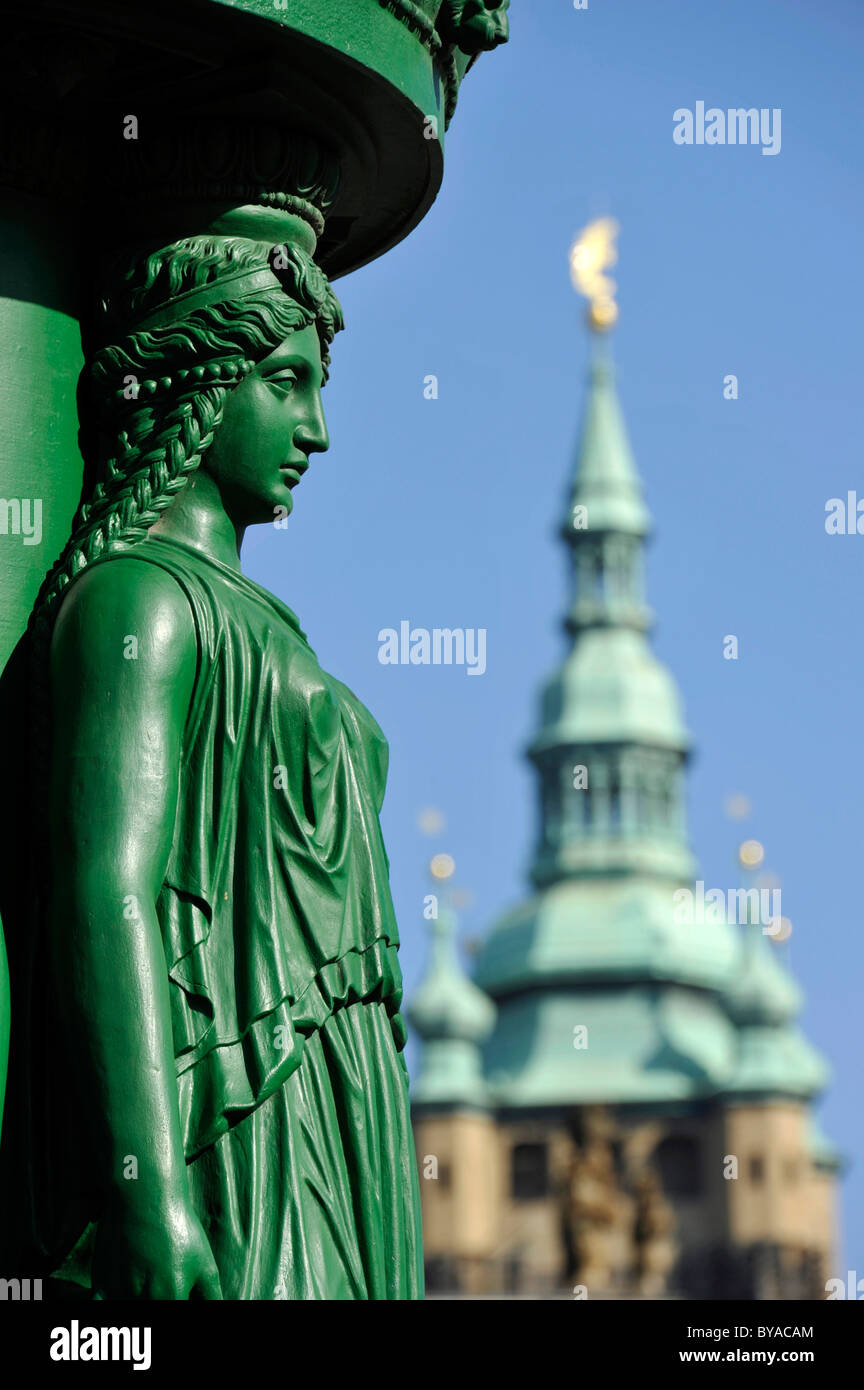 Figura femenina de estilo Art Nouveau, Farola de hierro fundido, Hradcany Square, la Catedral de San Vito, Praga, Bohemia, República Checa, Europa Foto de stock