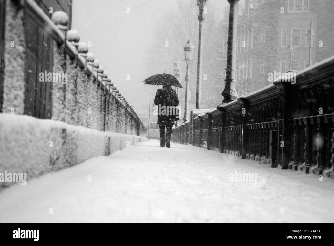 Ventisca de nieve en Battersea Bridge, Chelsea, Londres, Reino Unido. Foto de stock