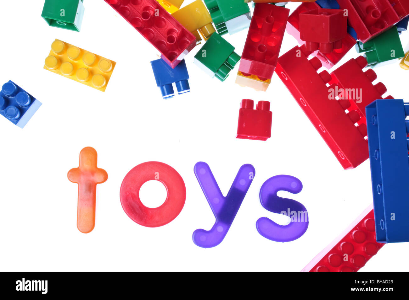 La palabra juguetes escrito en blanco usando cartas de juguetes infantiles  Fotografía de stock - Alamy