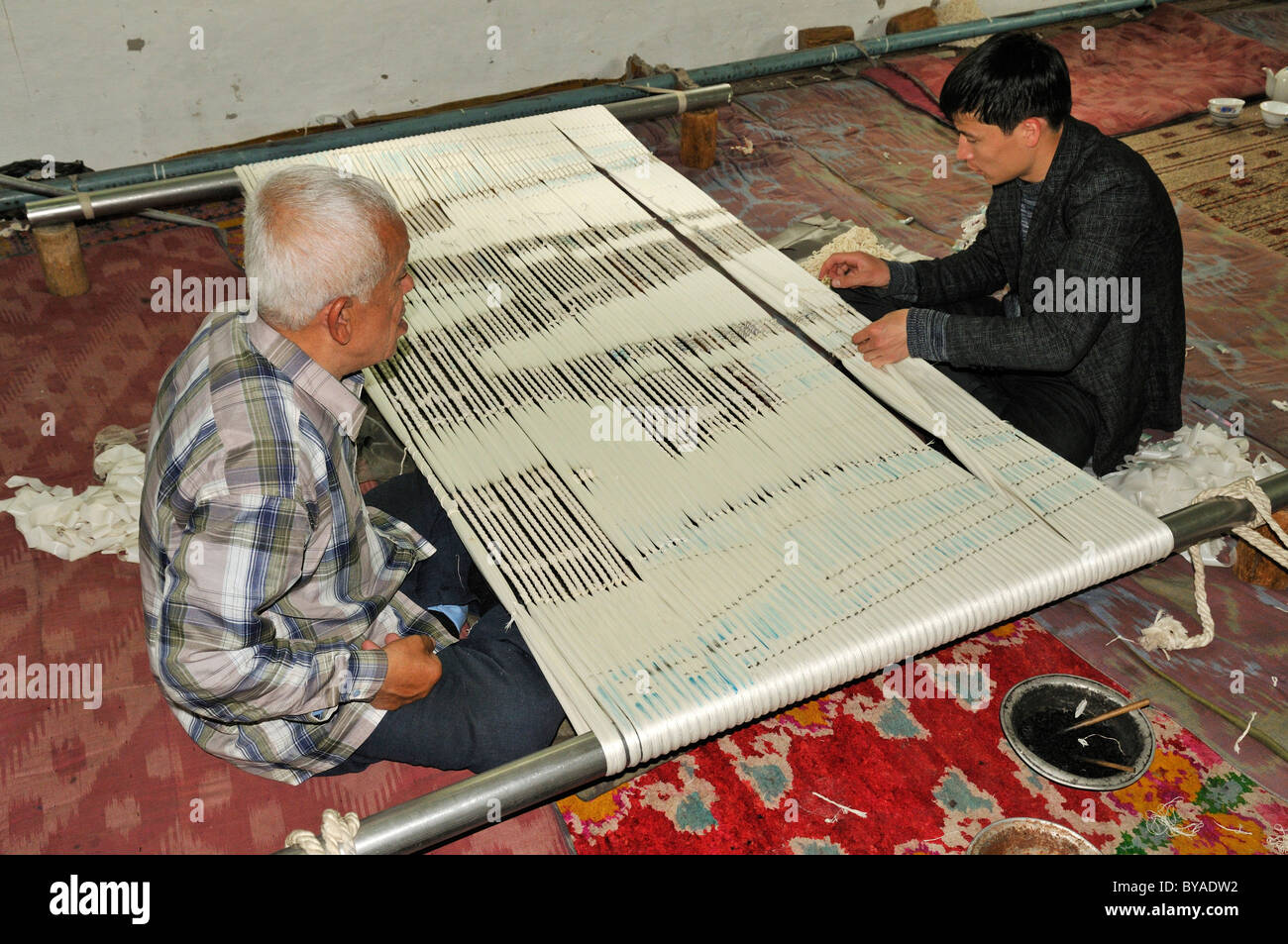 La producción de seda, Usbek hombres preparando para el teñido de la seda, seda, Valle de Fergana, Uzbekistán, en Asia Central Foto de stock