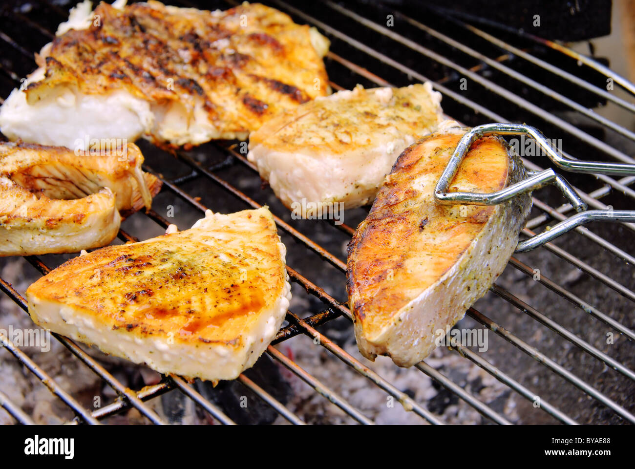 Grillen Fischsteak - filete de pescado cocinado 17 Foto de stock