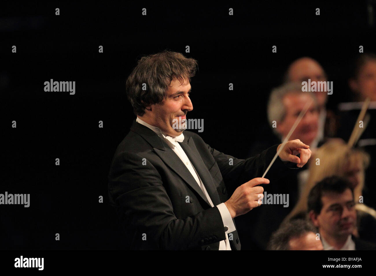 Daniel Raiskin, director titular de Staatsorchester Rheinische Philharmonie, una orquesta filarmónica, Koblenz Foto de stock