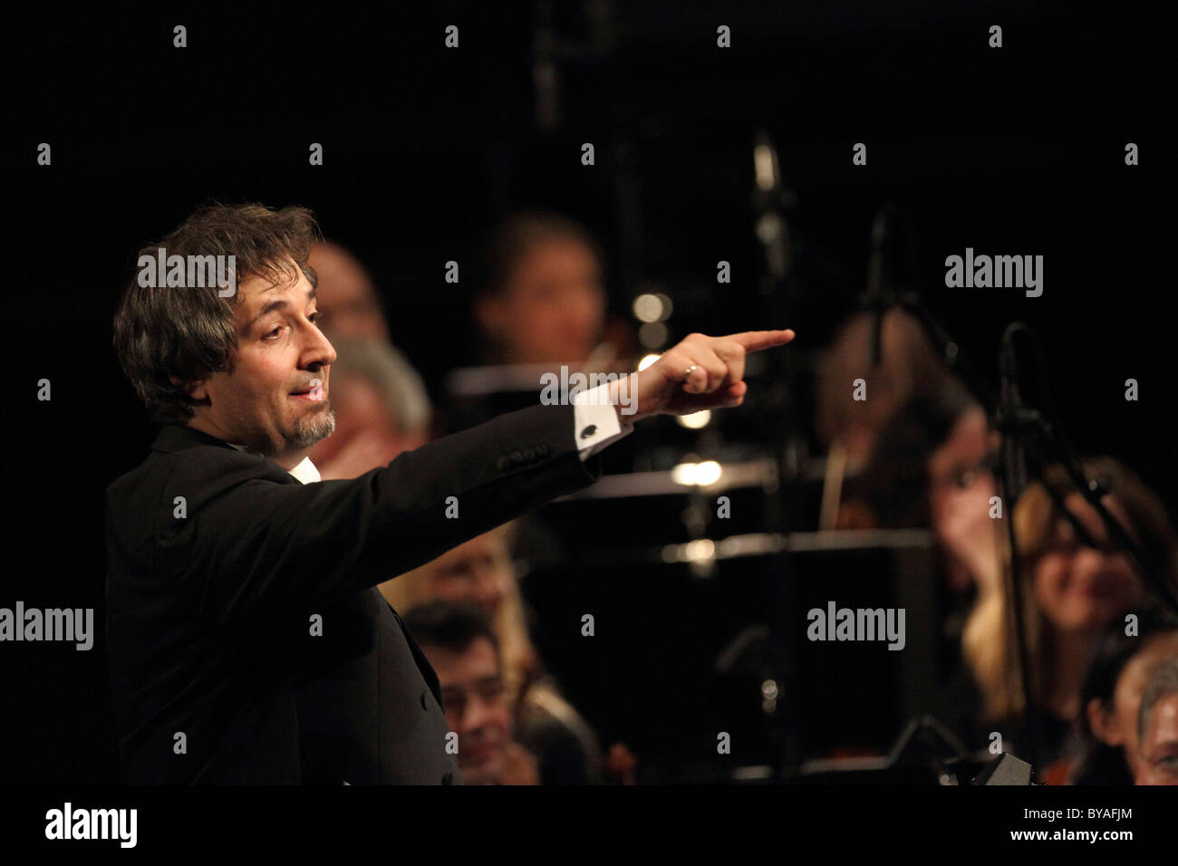 Daniel Raiskin, director titular de Staatsorchester Rheinische Philharmonie, una orquesta filarmónica, Koblenz Foto de stock
